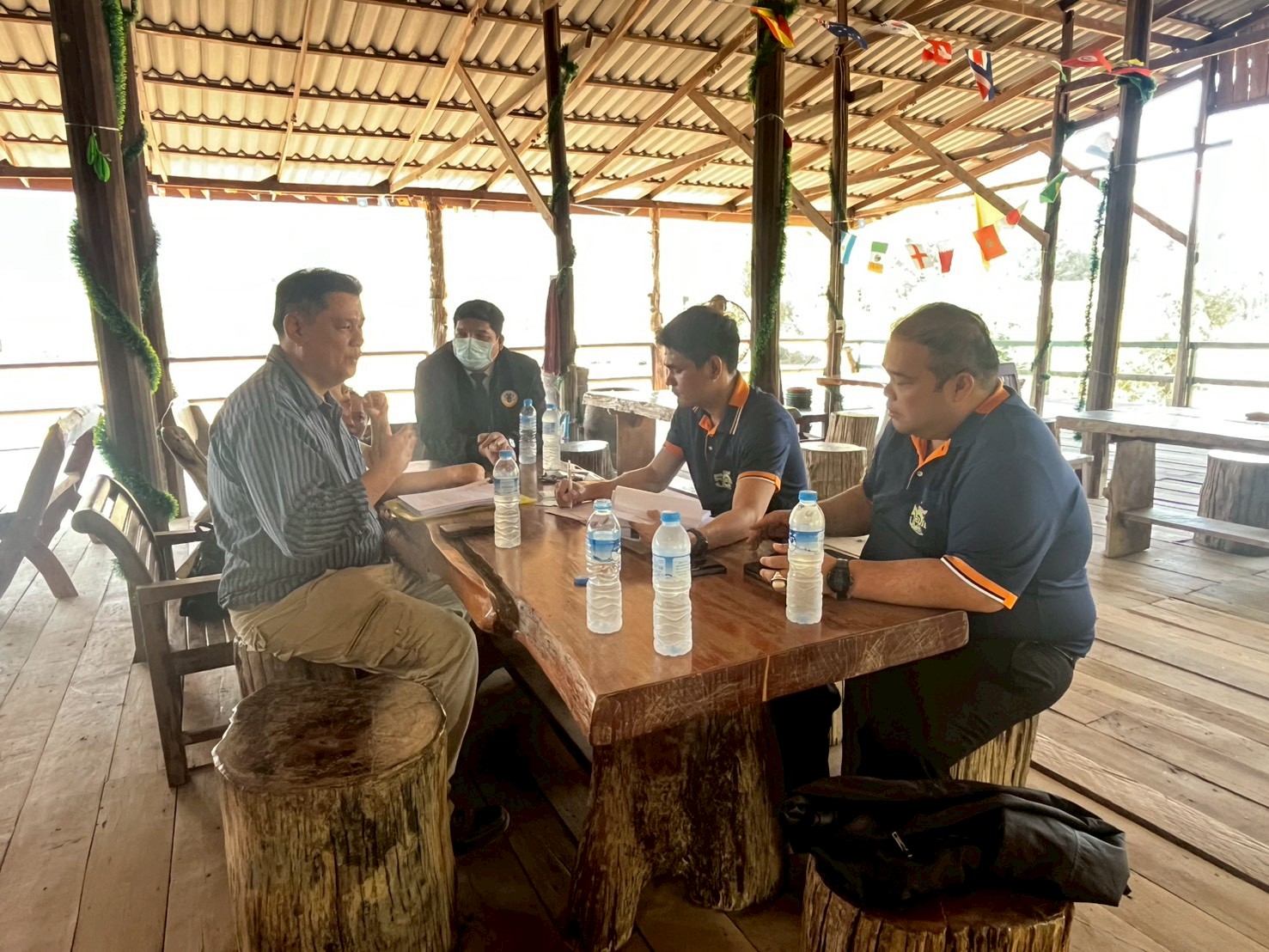 title - สำนักกฎหมาย มอบหมายเจ้าหน้าที่ให้การสนับสนุนข้อมูลและให้คำปรึกษาด้านกฎหมายและแนวทางปฏิบัติกรณีร้องขอความเป็นธรรมในพื้นที่เขตปฏิรูปที่ดินจังหวัดกาญจนบุรี